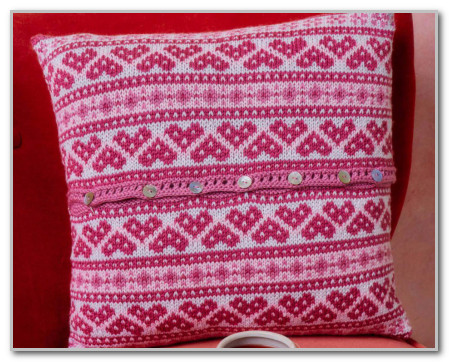 Подушка в технике fair Isle. Размеры 41 х 41 см