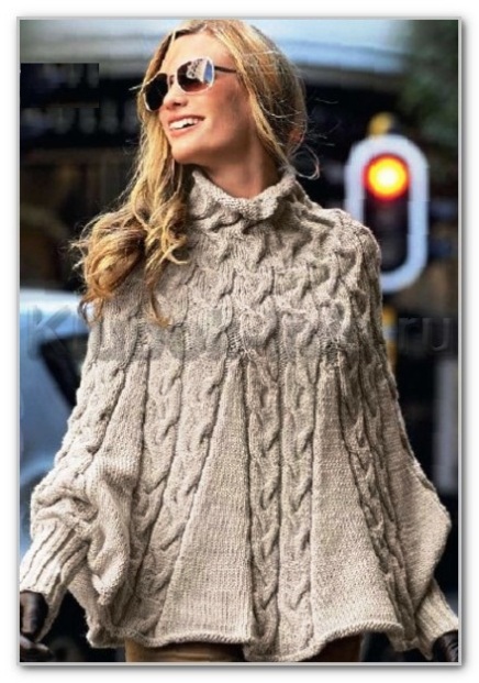 Однотонное пончо с узором из кос и с манжетами. Размер S-M/L-XXL