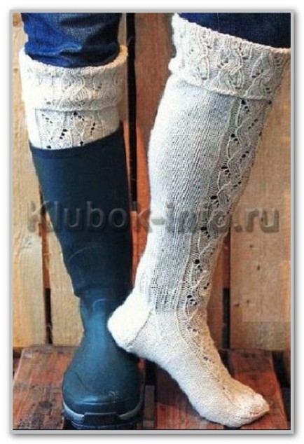 Вязание спицами. Однотонные чулки-гольфы с ажурным узором, на чулочных спицах. Размер 38